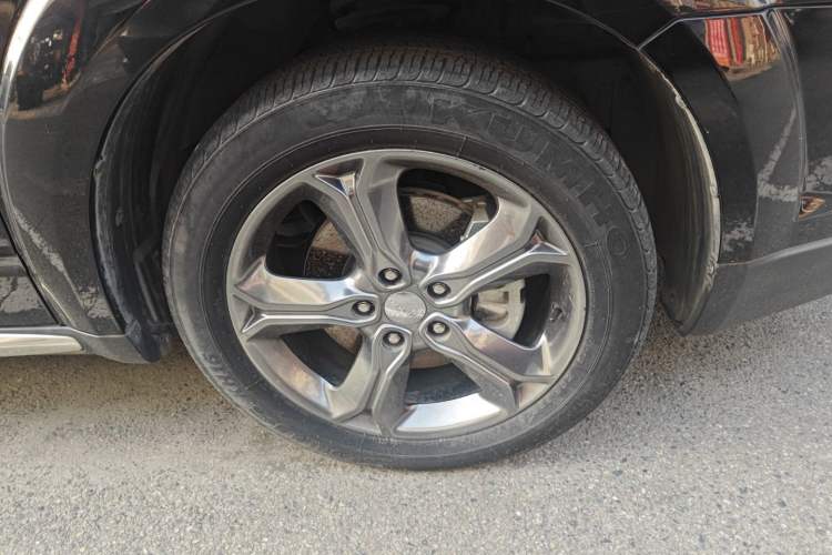 Used Dodge Journey 2014 2.4L Two-Wheel Drive Touring Edition Right Front Wheel Hub