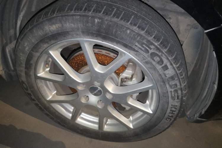 Used Dodge Journey 2014 2.4L Two-Wheel Drive Touring Edition Right Front Wheel Hub