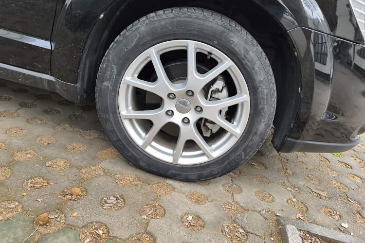 Used Dodge Journey 2014 2.4L Two-Wheel Drive Touring Edition Right Front Wheel Hub