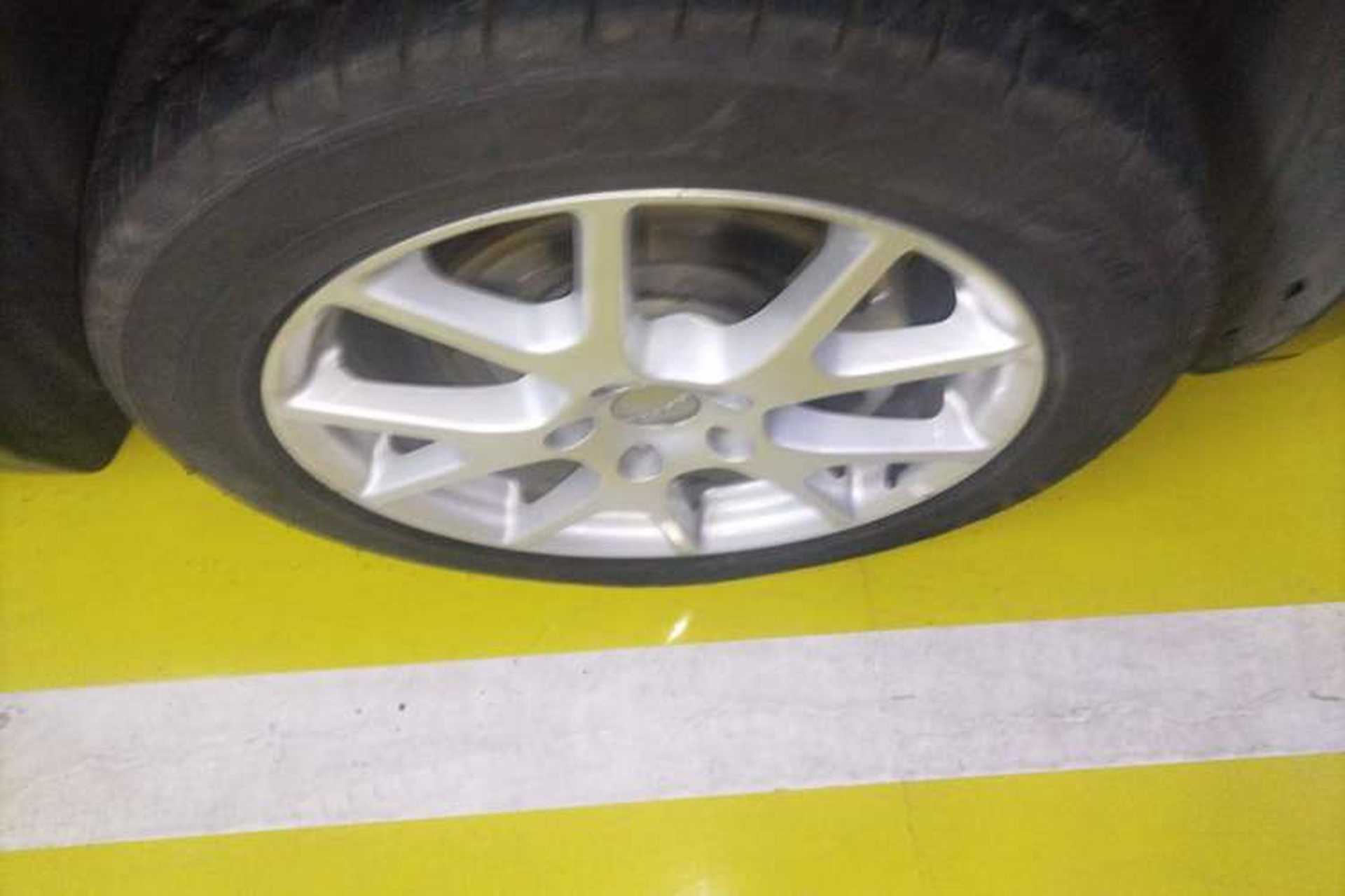 Used Dodge Journey 2014 2.4L Two-Wheel Drive Touring Edition Right Front Wheel Hub