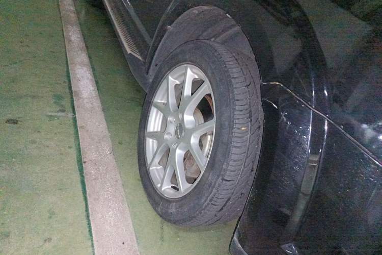 Used Dodge Journey 2014 2.4L Two-Wheel Drive Touring Edition Right Front Wheel Hub