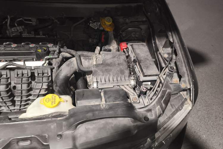 Used Dodge Journey 2014 2.4L Two-Wheel Drive Touring Edition Engine Bay Left
