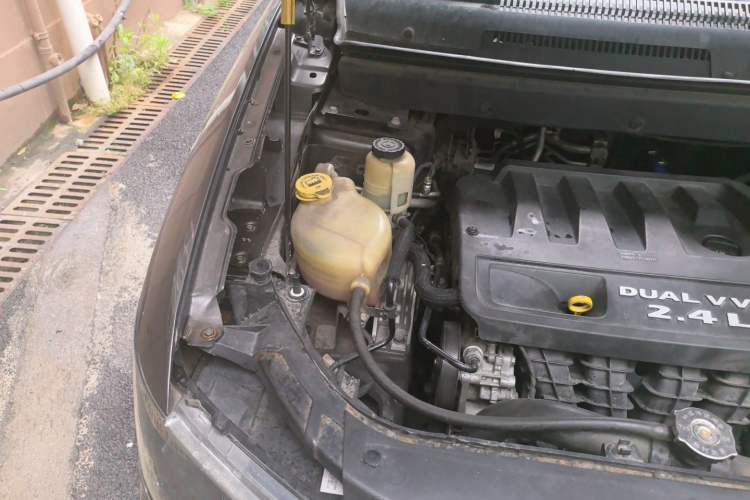 Used Dodge Journey 2014 2.4L Two-Wheel Drive Touring Edition Engine Bay Right