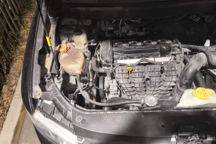 Used Dodge Journey 2014 2.4L Two-Wheel Drive Touring Edition Engine Bay Right