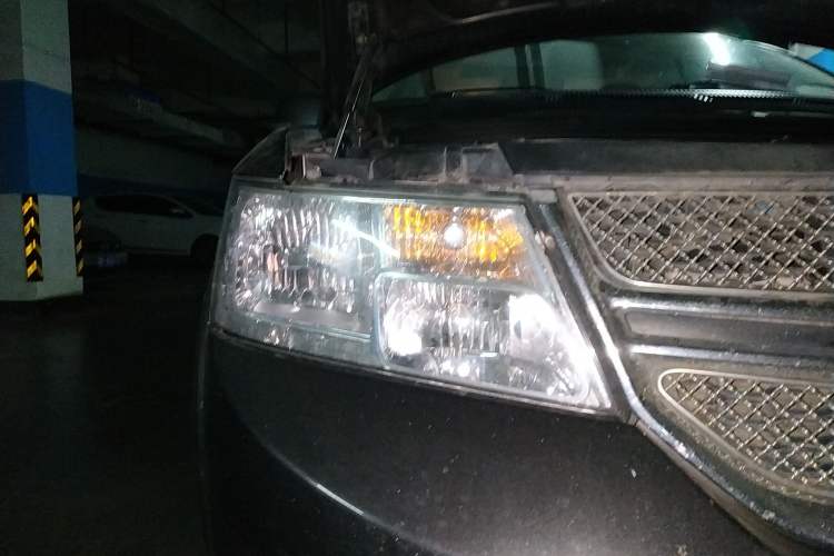 Used Dodge Journey 2014 2.4L Two-Wheel Drive Touring Edition Right Front Headlight