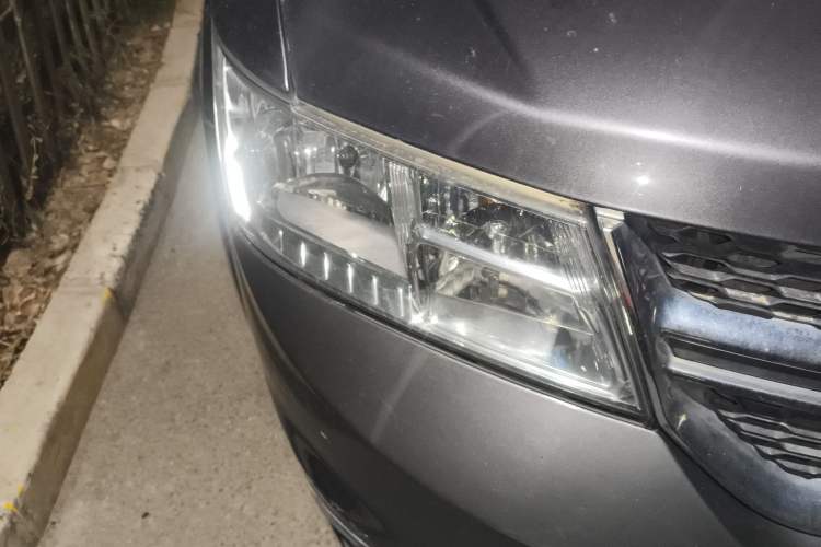 Used Dodge Journey 2014 2.4L Two-Wheel Drive Touring Edition Right Front Headlight