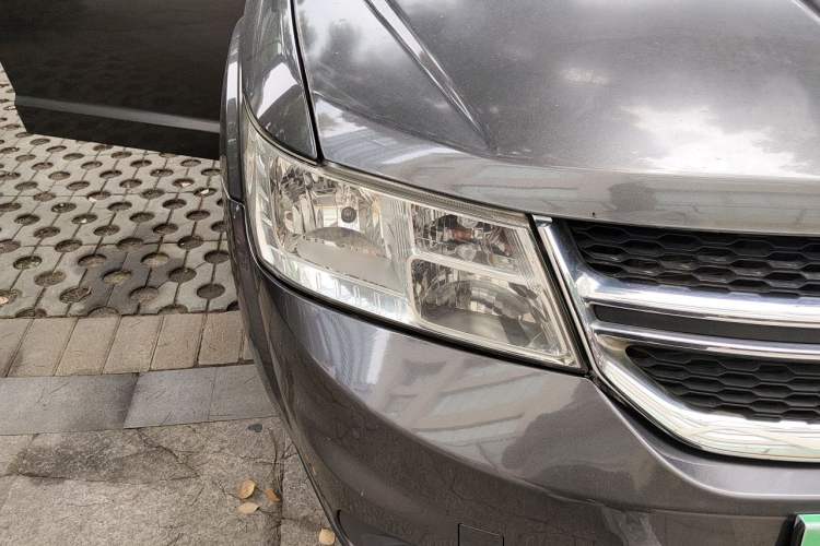 Used Dodge Journey 2014 2.4L Two-Wheel Drive Touring Edition Right Front Headlight