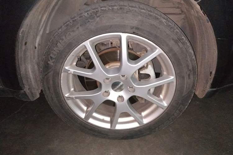 Used Dodge Journey 2014 2.4L Two-Wheel Drive Touring Edition Right Front Wheel Hub