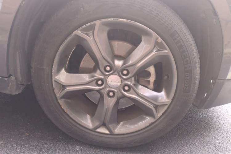 Used Dodge Journey 2014 2.4L Two-Wheel Drive Touring Edition Right Front Wheel Hub