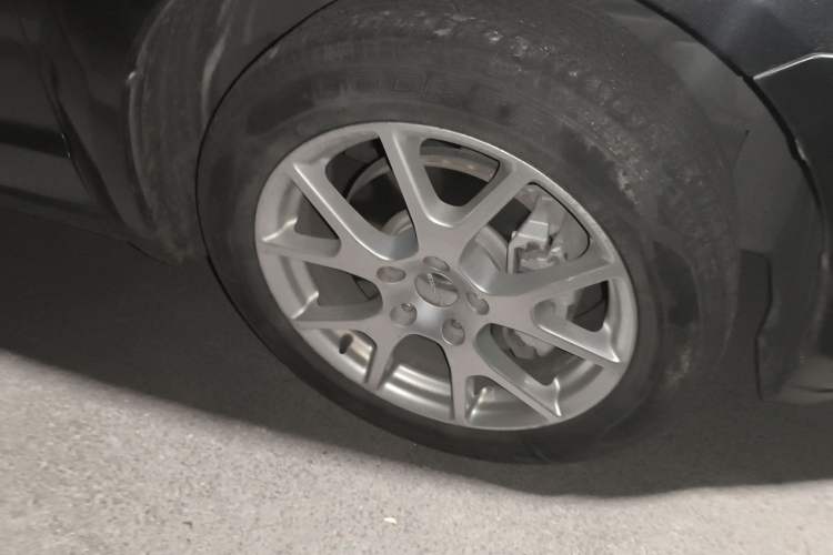 Used Dodge Journey 2014 2.4L Two-Wheel Drive Touring Edition Right Front Wheel Hub