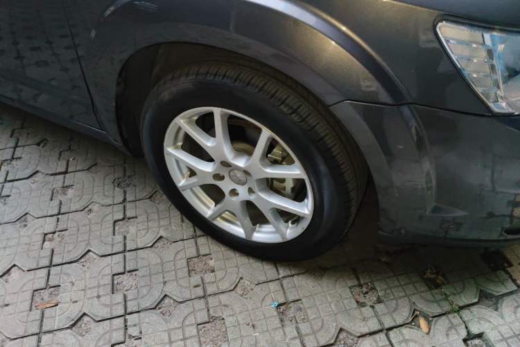 Used Dodge Journey 2014 2.4L Two-Wheel Drive Touring Edition Right Front Wheel Hub
