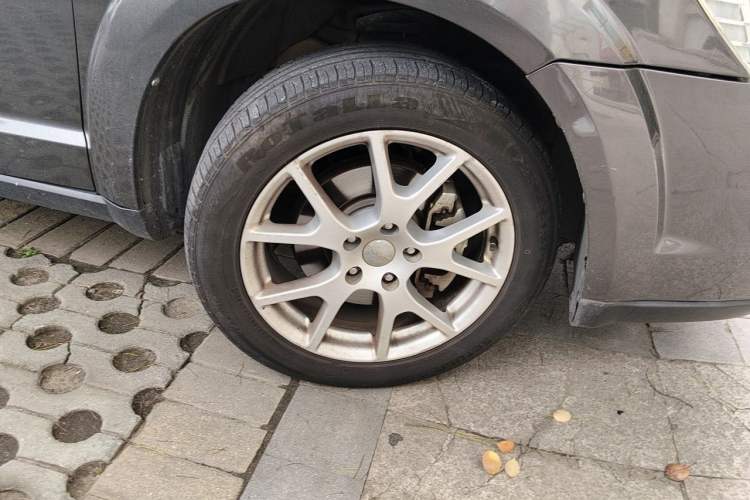 Used Dodge Journey 2014 2.4L Two-Wheel Drive Touring Edition Right Front Wheel Hub