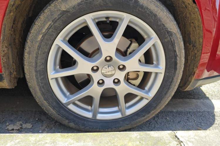 Used Dodge Journey 2014 2.4L Two-Wheel Drive Touring Edition Right Front Wheel Hub