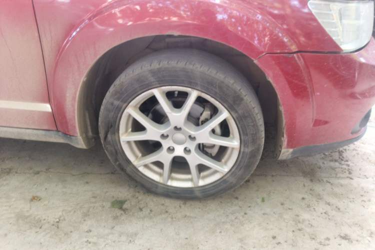 Used Dodge Journey 2014 2.4L Two-Wheel Drive Touring Edition Right Front Wheel Hub