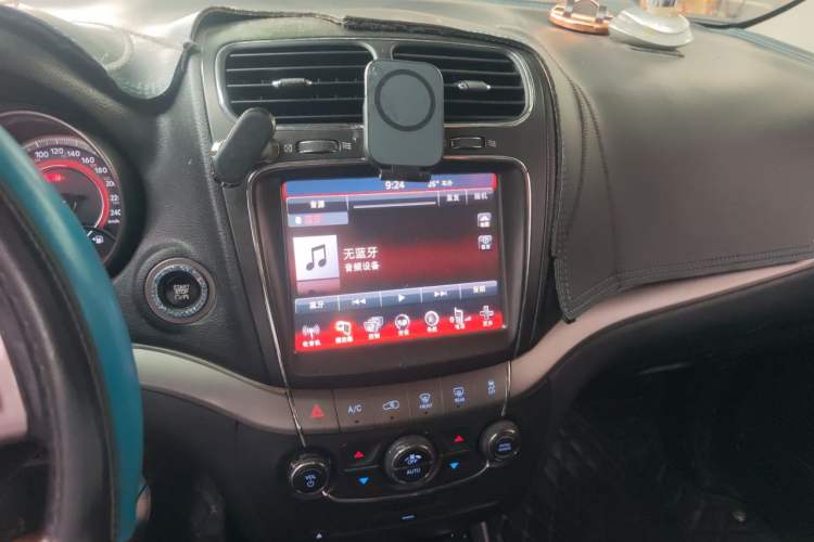 Used Dodge Journey 2014 2.4L Two-Wheel Drive Touring Edition Audio And AC Panel