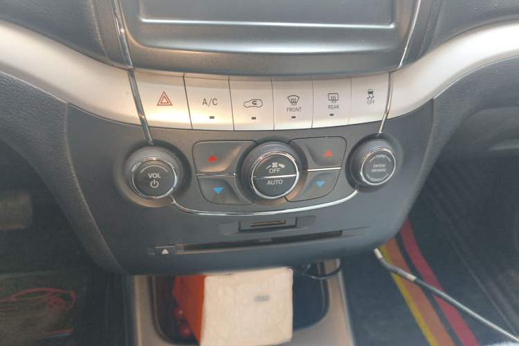 Used Dodge Journey 2014 2.4L Two-Wheel Drive Touring Edition Audio And AC Panel