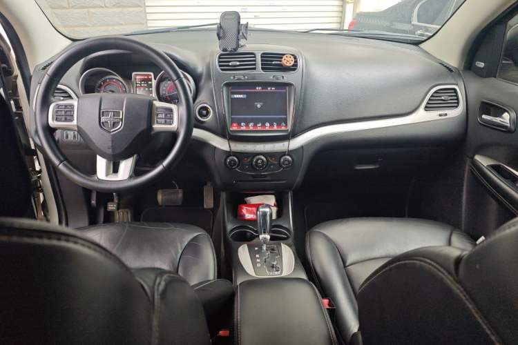 Used Dodge Journey 2014 2.4L Two-Wheel Drive Touring Edition Center Console