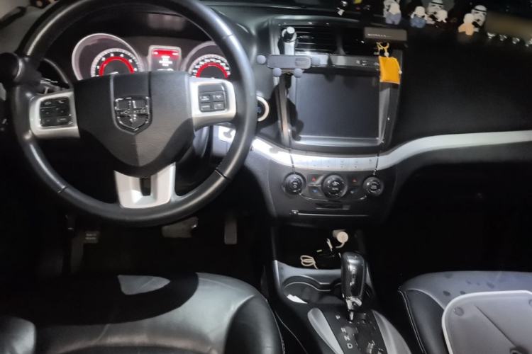 Used Dodge Journey 2014 2.4L Two-Wheel Drive Touring Edition Center Console