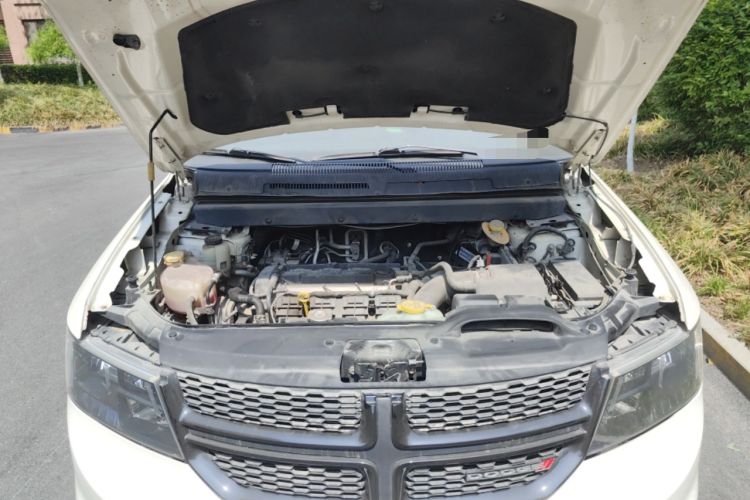 Used Dodge Journey 2014 2.4L Two-Wheel Drive Touring Edition Engine Bay