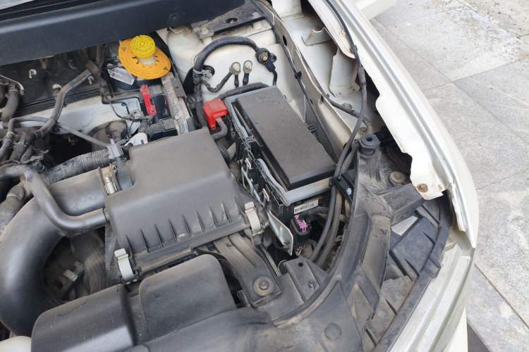 Used Dodge Journey 2014 2.4L Two-Wheel Drive Touring Edition Engine Bay Left