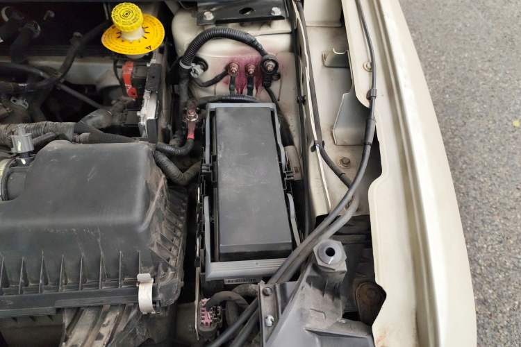 Used Dodge Journey 2014 2.4L Two-Wheel Drive Touring Edition Engine Bay Left