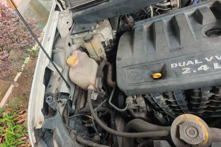 Used Dodge Journey 2014 2.4L Two-Wheel Drive Touring Edition Engine Bay Right