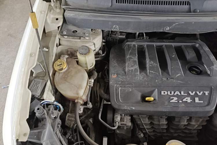 Used Dodge Journey 2014 2.4L Two-Wheel Drive Touring Edition Engine Bay Right