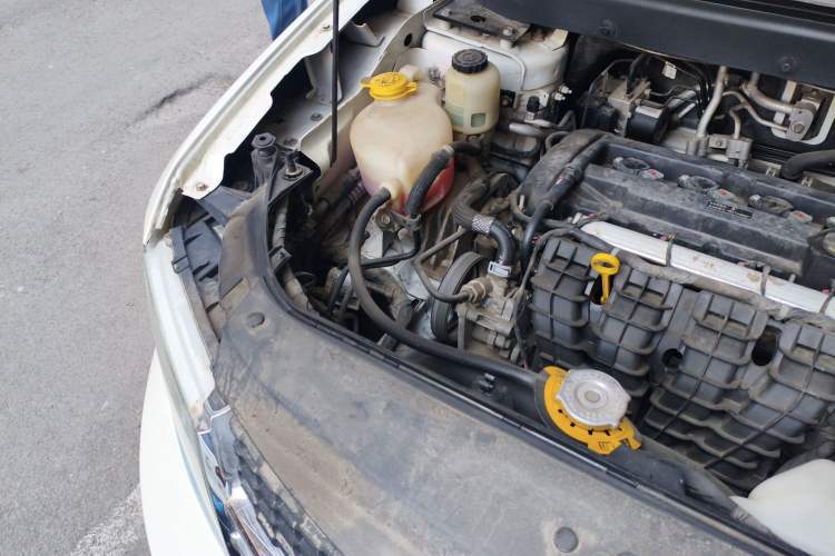 Used Dodge Journey 2014 2.4L Two-Wheel Drive Touring Edition Engine Bay Right