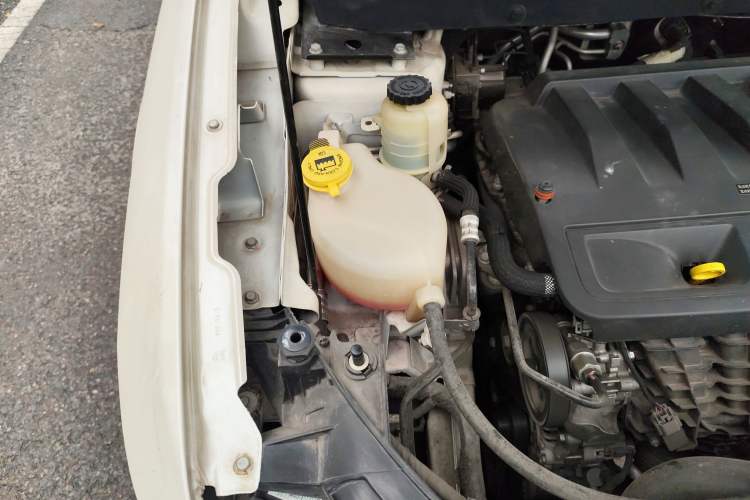 Used Dodge Journey 2014 2.4L Two-Wheel Drive Touring Edition Engine Bay Right