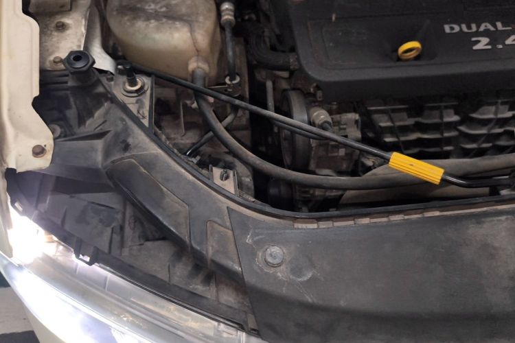 Used Dodge Journey 2014 2.4L Two-Wheel Drive Touring Edition Engine Bay Right