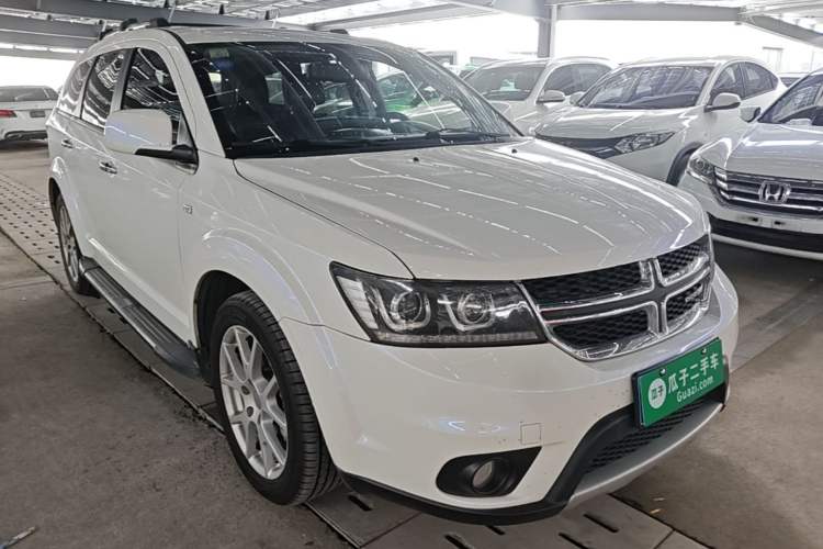 Used Dodge Journey 2014 2.4L Two-Wheel Drive Touring Edition Front Right 45 Deg
