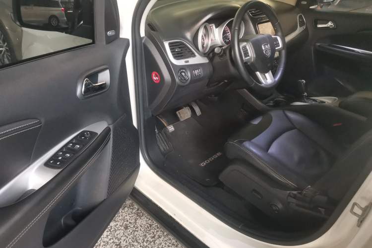 Used Dodge Journey 2014 2.4L Two-Wheel Drive Touring Edition Interior 2