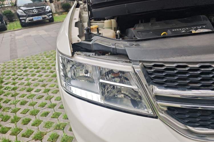 Used Dodge Journey 2014 2.4L Two-Wheel Drive Touring Edition Right Front Headlight