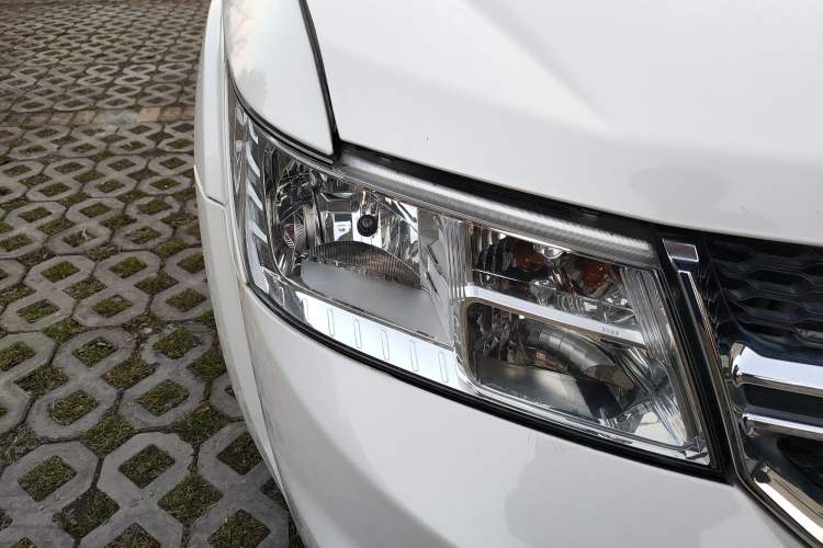 Used Dodge Journey 2014 2.4L Two-Wheel Drive Touring Edition Right Front Headlight
