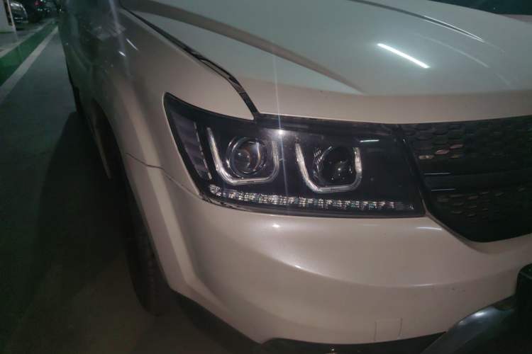 Used Dodge Journey 2014 2.4L Two-Wheel Drive Touring Edition Right Front Headlight