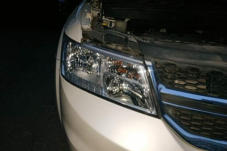 Used Dodge Journey 2014 2.4L Two-Wheel Drive Touring Edition Right Front Headlight