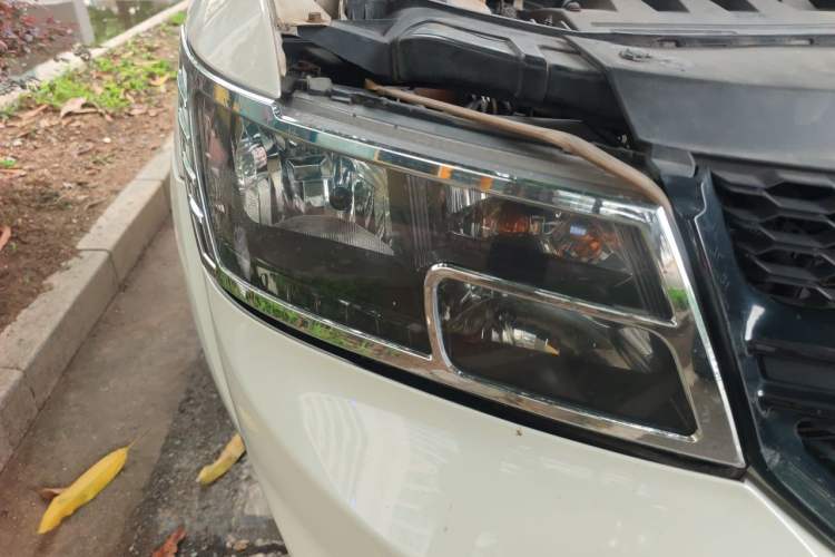 Used Dodge Journey 2014 2.4L Two-Wheel Drive Touring Edition Right Front Headlight