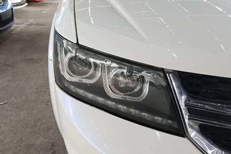 Used Dodge Journey 2014 2.4L Two-Wheel Drive Touring Edition Right Front Headlight