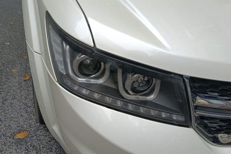 Used Dodge Journey 2014 2.4L Two-Wheel Drive Touring Edition Right Front Headlight