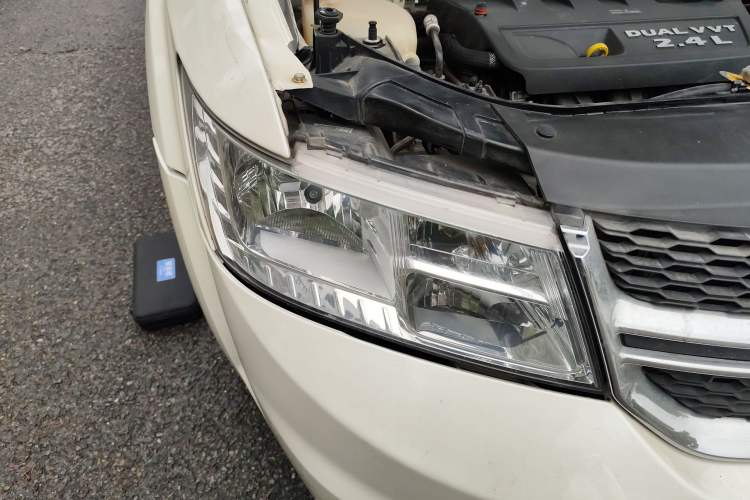 Used Dodge Journey 2014 2.4L Two-Wheel Drive Touring Edition Right Front Headlight