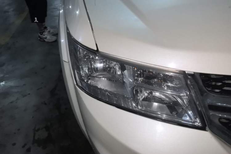 Used Dodge Journey 2014 2.4L Two-Wheel Drive Touring Edition Right Front Headlight