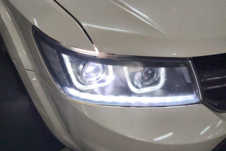 Used Dodge Journey 2014 2.4L Two-Wheel Drive Touring Edition Right Front Headlight