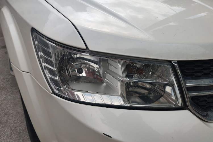 Used Dodge Journey 2014 2.4L Two-Wheel Drive Touring Edition Right Front Headlight
