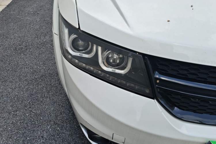Used Dodge Journey 2014 2.4L Two-Wheel Drive Touring Edition Right Front Headlight