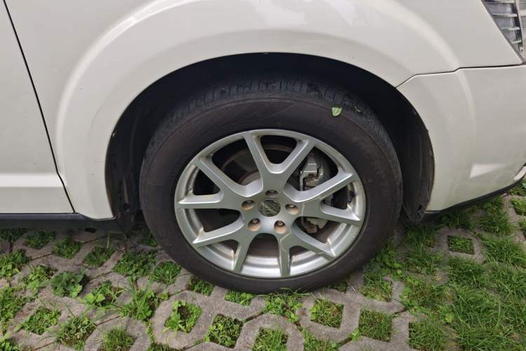 Used Dodge Journey 2014 2.4L Two-Wheel Drive Touring Edition Right Front Wheel Hub