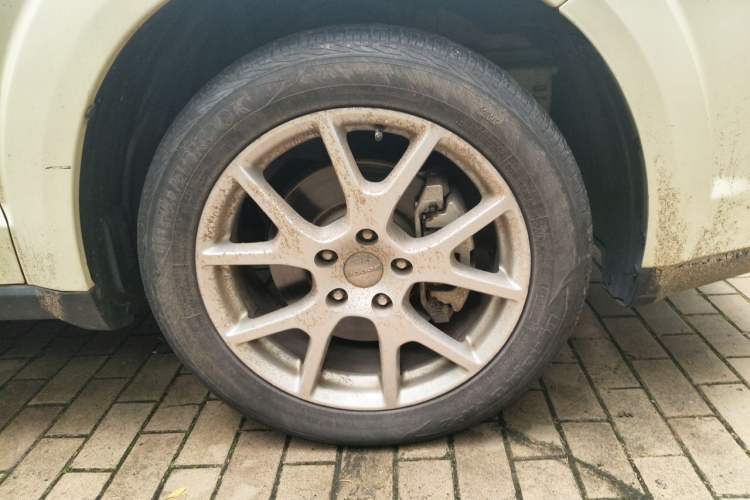 Used Dodge Journey 2014 2.4L Two-Wheel Drive Touring Edition Right Front Wheel Hub