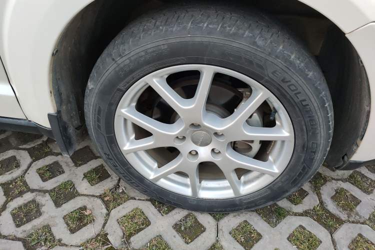 Used Dodge Journey 2014 2.4L Two-Wheel Drive Touring Edition Right Front Wheel Hub