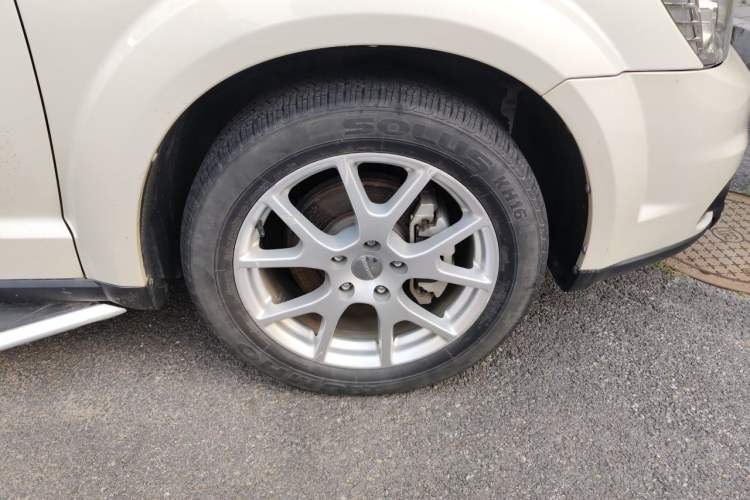 Used Dodge Journey 2014 2.4L Two-Wheel Drive Touring Edition Right Front Wheel Hub