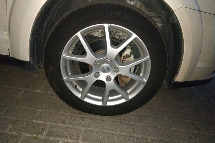 Used Dodge Journey 2014 2.4L Two-Wheel Drive Touring Edition Right Front Wheel Hub