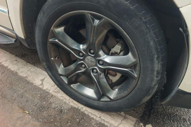 Used Dodge Journey 2014 2.4L Two-Wheel Drive Touring Edition Right Front Wheel Hub